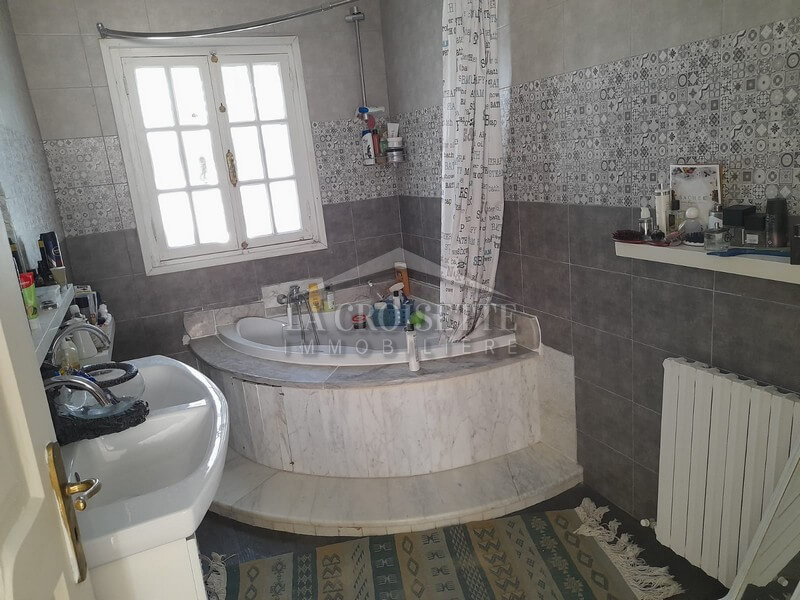 Villa S+5 avec piscine à Gammarth 